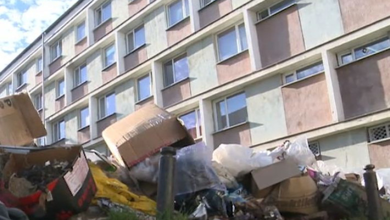 Munte de gunoi pe o strada din Complexul Studentesc din Timisoara Imagine