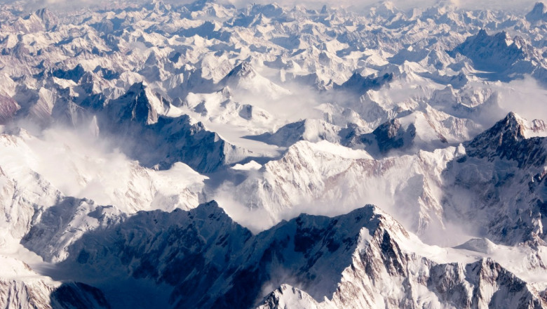 Muntii Himalaya au devenit "o adevarata groapa de gunoi": tuburi de oxigen, conserve, foi de cort, incaltaminte si munti de bidoane Imagine