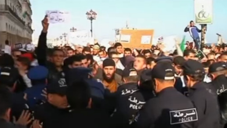 Musulmanii, furiosi pe caricaturile cu profetul. Manifestatii violente au avut loc in Algeria, Niger, Yemen si Pakistan Imagine