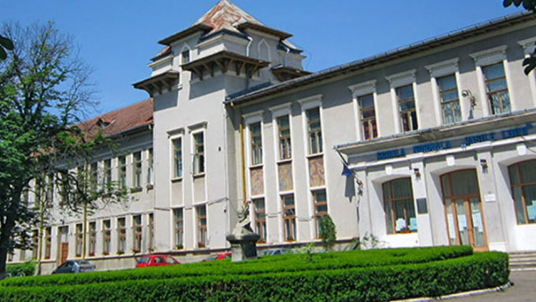 Mutarea elevilor dintr-o cladire cu risc seismic, motiv de protest la Iasi. Mihai Chirica: "Nu ne mai putem juca cu hazardul" Imagine