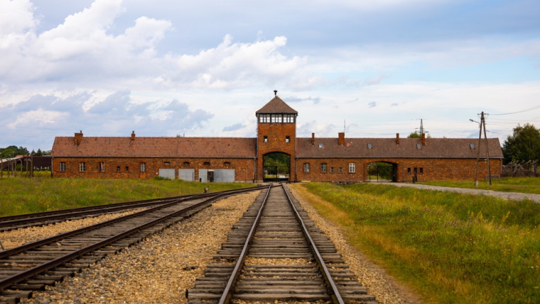 Muzeul fostului lagar de la Auschwitz lanseaza un instrument online pentru combaterea negarii Holocaustului pe retelele sociale Imagine