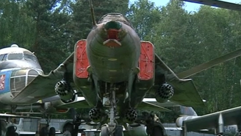 Muzeul militar din curtea casei. O familie din Cehia a adunat 70 de tancuri, elicoptere si avioane de lupta Imagine