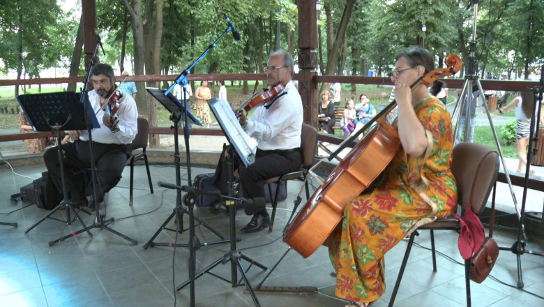Muzica clasica in aer liber. Cvartetul L'Amour a interpretat, in Gradina Publica, mai multe piese celebre Imagine