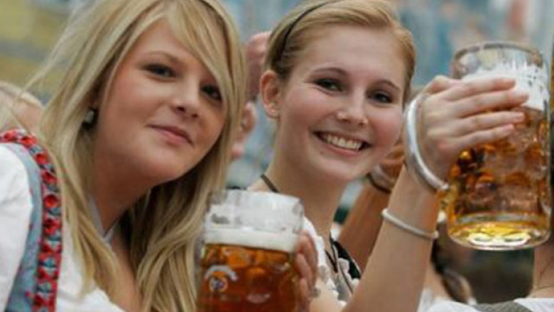 Muzica, mititei si... bere, la festivalul berii din Oradea Imagine