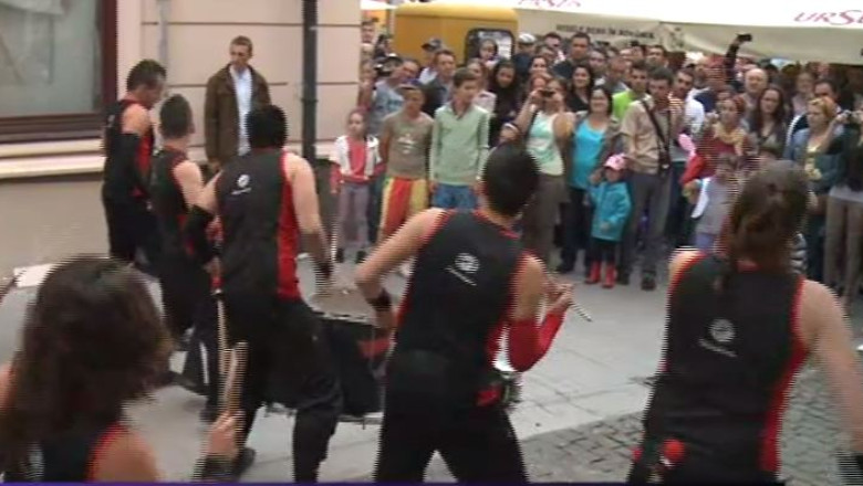 Muzicienii si jongleurii au incantat spectatorii din Sibiu Imagine