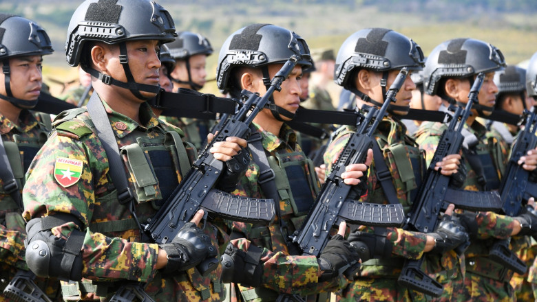 Myanmar este in pericol sa se destrame, avertizeaza junta militara, dupa ce armata a suferit pierderi uriase in luptele cu insurgentii Imagine