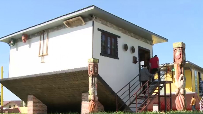 „N-am mai vazut asa ceva”. Noua casute au fost construite cu susul in jos intr-un sat din Romania. Cum arata in interior Imagine