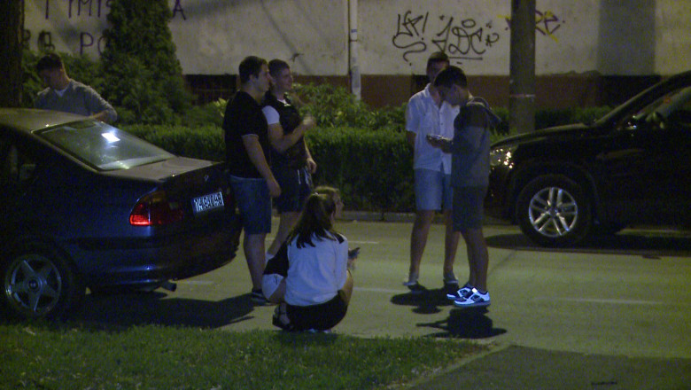 N-au mai avut rabdare! S-au dus la liceu sa astepte, duminica seara, rezultatele la Bacalaureat Imagine