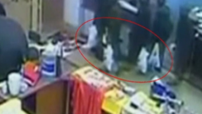 Nairobi. Cativa soldati au furat din mall-ul atacat de teroristi, in loc sa ajute victimele Imagine