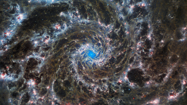 NASA a publicat o noua imagine impresionanta cu Galaxia Fantoma. Fotografia, realizata cu date combinate de la Webb si Hubble Imagine