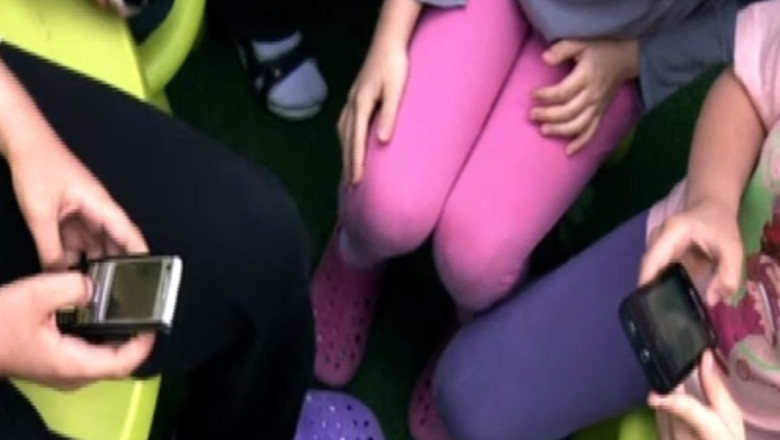 NASCUT IN ROMANIA. De la generatia cu cheia de gat, la smartphone Imagine