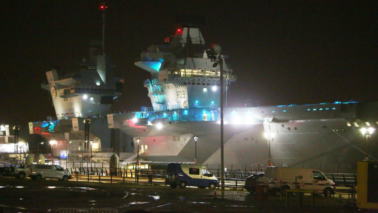 Nava-amiral a NATO, portavionul de 3 miliarde de lire Prince of Wales, a suferit o avarie la plecarea in misiune Imagine