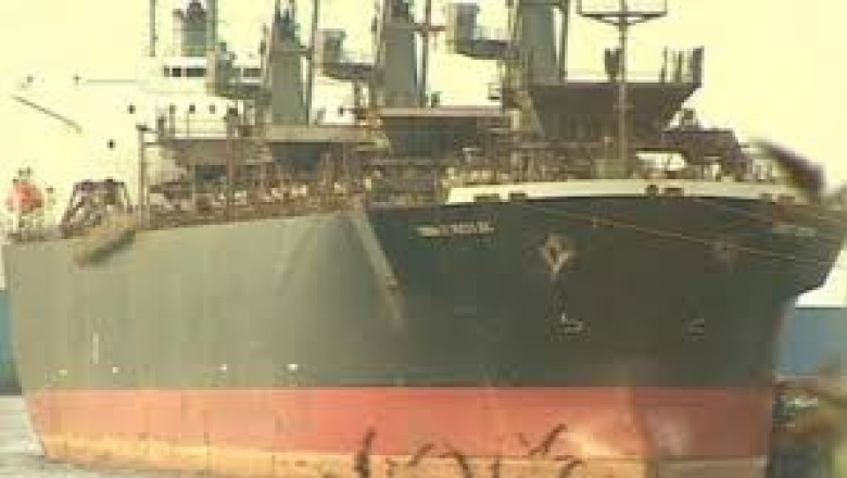 Nava arestata, marinar roman ramas la bord Imagine