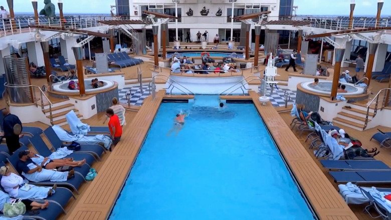 Nava de lux in Portul Constanta. Celebrity Constellation a adus peste 2.000 de turisti Imagine