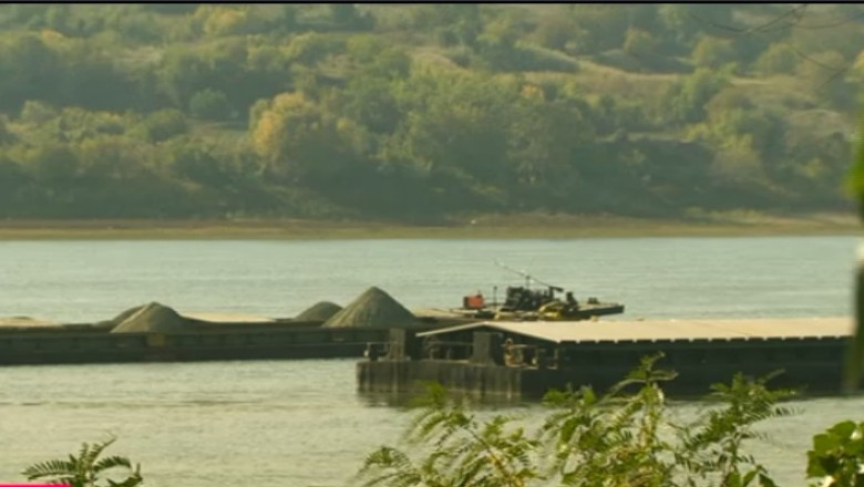 Nava esuata la Bara Sulina, echipajul a fost salvat cu elicopterul Imagine