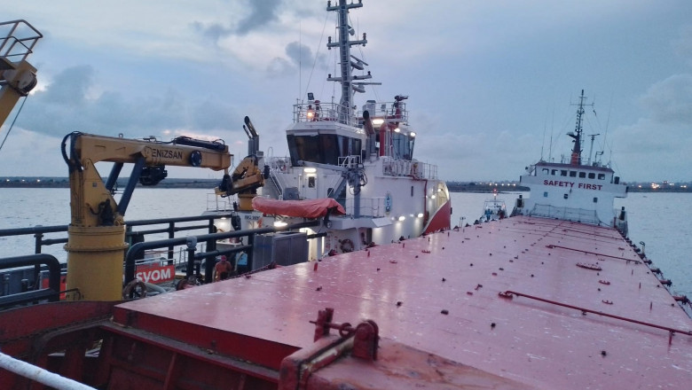 Nava in pericol de scufundare in Portul Constanta se redreseaza. Puntea principala a iesit de sub apa Imagine