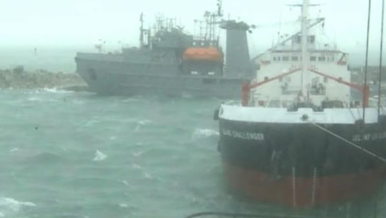 Nave blocate de vantul puternic. 32 de vase sunt oprite in portul Moldova Veche din Caras Severin Imagine