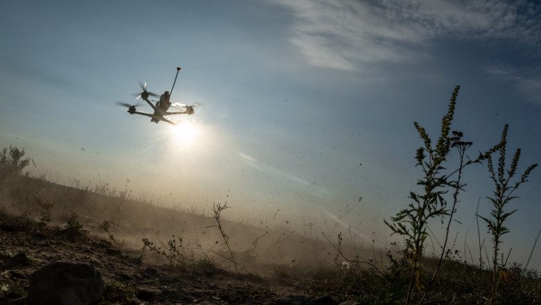 „Ne vaneaza, ne vaneaza! Unde naiba e?” Cum arata „la firul ierbii” un atac al unei drone ucrainene, filmat de un soldat rus Imagine