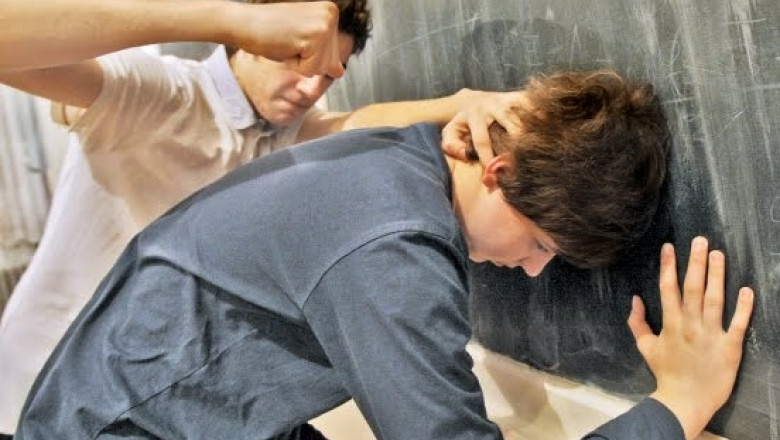 NEAMt. Violenta in scoli. In septembrie s-au inregistrat 56 de cazuri, inclusiv impotriva profesorilor Imagine