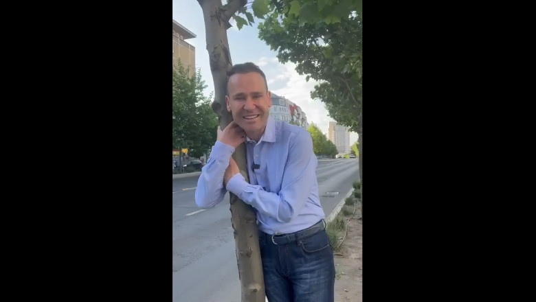 Negoita a luat in brate un copac in centrul Bucurestiului: Domnule Nicusor Dan, astia sunt copaci ilegali. N-am sa va las sa-i scoateti Imagine