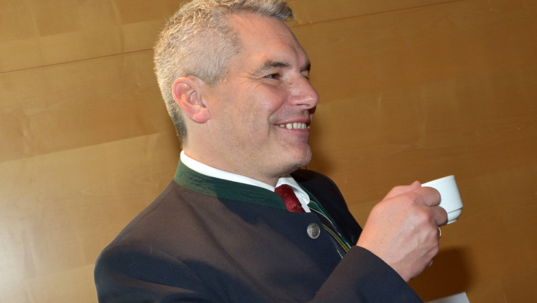 Nehammer provoaca scandal in Austria: spune ca oamenii sunt saraci pentru ca nu muncesc si trimite copiii sa manance la McDonalds Imagine