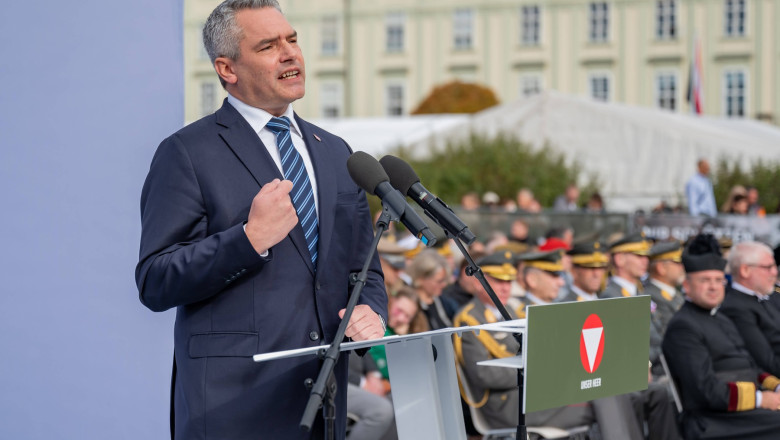 Nehammer trebuie sa dea explicatii in Parlament de ce a vorbit atat de mult la Ziua Nationala incat unii soldati au lesinat Imagine