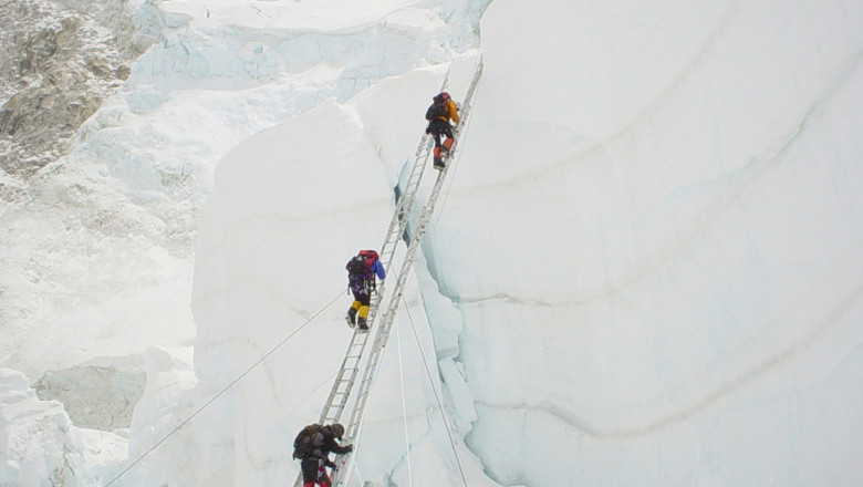 Nepal majoreaza taxele de permis pentru alpinisti. Cat costa o urcare pe muntele Everest, „cel mai inalt depozit de gunoi din lume” Imagine