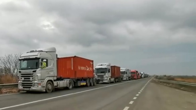 Nervi intinsi la maximum la Vama Siret. Coloana de 500 de TIR-uri se intinde pe 25 de kilometri Imagine