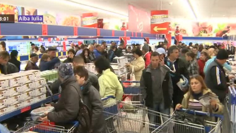 Nicio inaugurare de supermarket fara imbranceli Imagine