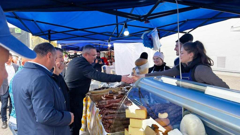 Nicolae Ciuca a mers la Targul Indagra. Liderul PNL a vorbit cu fermierii si si-a cumparat produse traditionale Imagine