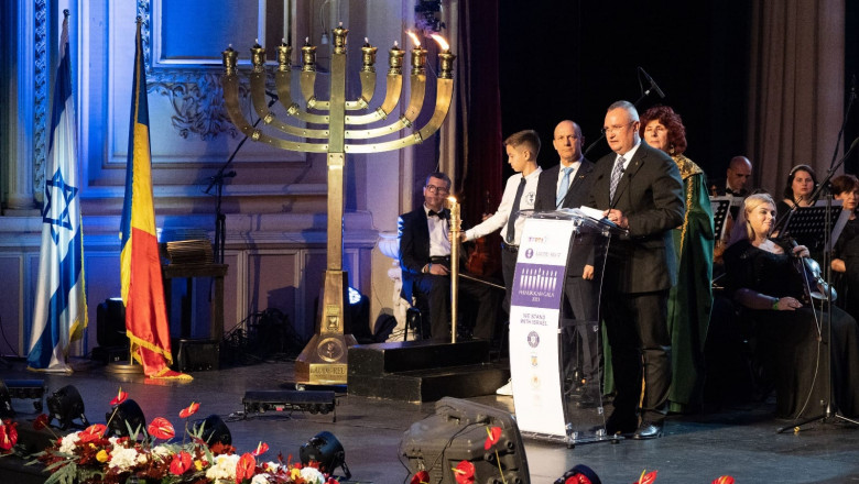 Nicolae Ciuca a participat la ceremonia de aprindere a primei lumanari de Hanukkah la Opera Nationala Imagine