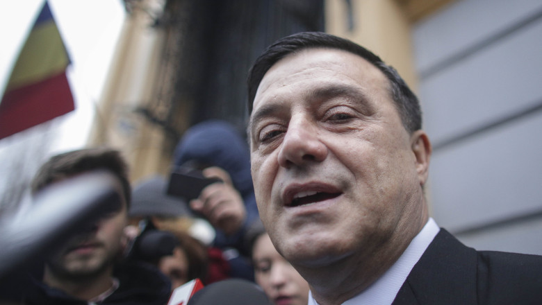 Niculae Badalau a fost retinut de DNA. El e acuzat ca a intervenit pentru acordarea de contracte publice firmelor pe care le controla Imagine