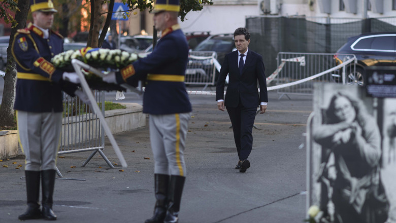 Nicusor Dan a depus o coroana de flori la fostul club Colectiv, in memoria tinerilor care si-au pierdut viata Imagine