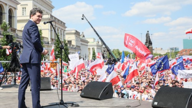 Nicusor Dan, aclamat de zeci de mii de oameni la Varsovia. Presedintele ales a vorbit in poloneza la mitingul candidatului pro-european Imagine