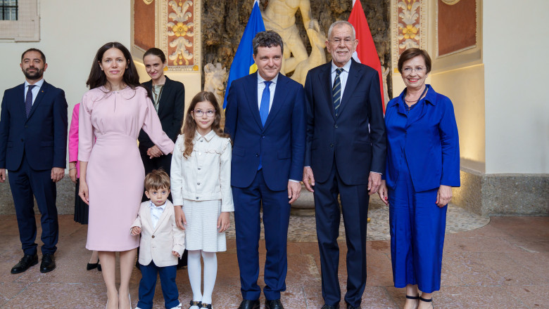Nicusor Dan, cu familia in timpul vizitei oficiale in Austria. Seful statului si partenera sa au participat la un spectacol de opera Imagine