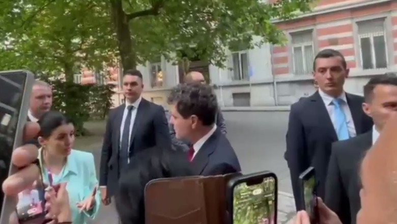 Nicusor Dan, luat la intrebari de un grup de romani, la Bruxelles. Ce voiau sa stie si cum a reactionat presedintele Imagine