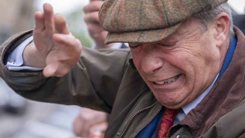 Nigel Farage a fost atacat cu gunoaie dintr-un tomberon in timp ce facea campanie Imagine