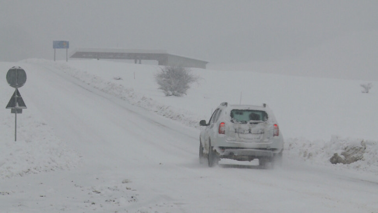 Ninsoare abundenta la Ranca. Drumul de acces catre statiune a fost acoperit de zapada Imagine