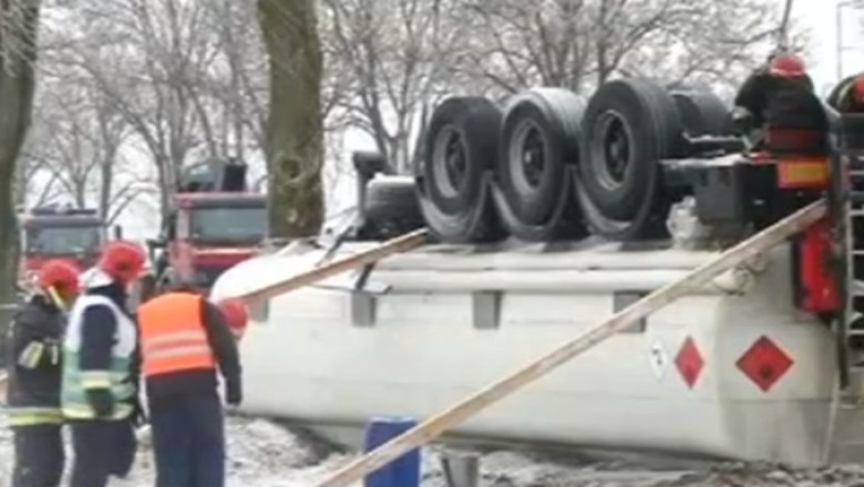 Ninsorile lovesc nord-estul Europei. Zeci de accidente rutiere si trenuri intarziate Imagine