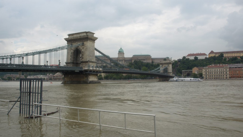 Nivelul Dunarii a atins aseara 9 metri la Budapesta. Viitura se apropie de Romania Imagine