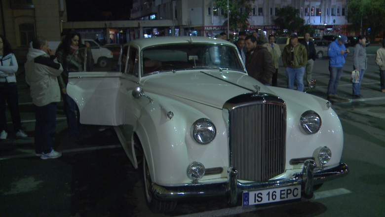 Noaptea Alba a Iasului. Vizitatorii s-au plimbat cu masini de epoca pe strazile orasului Imagine