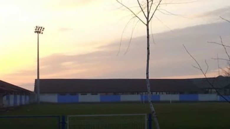 Nocturna pentru o comuna in insolventa. Primaria nu are bani pentru plata datoriilor, dar modernizeaza stadionul Imagine