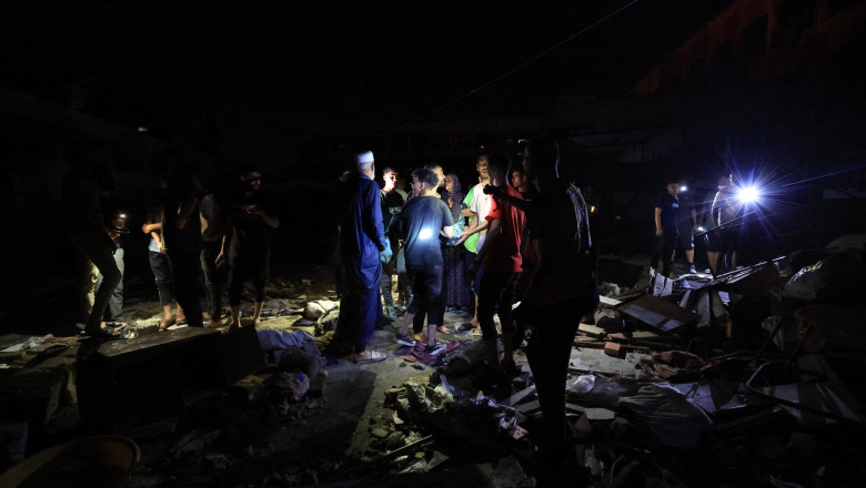 Noi bombardamente devastatoare ale Israelului: 33 de refugiati care se adaposteau intr-o scoala in Fasia Gaza au fost ucisi Imagine