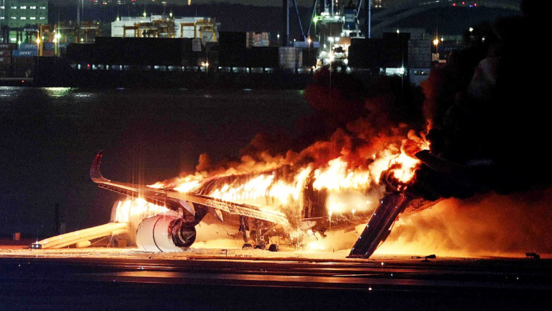 Noi detalii despre accidentul aviatic din Japonia. Pilotii nu au stiut ca avionul a luat foc Imagine