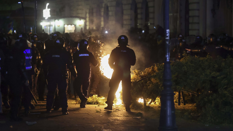 Noi imagini cu manifestantii care au rasturnat masina Digi24 la protestul de la BEC. Au vrut sa dea foc autovehiculului Imagine