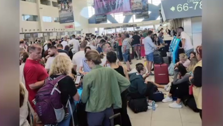 Noi imagini de la aeroportul Otopeni cu oamenii blocati dupa anularea a zeci de curse TAROM. Ce solutii au pasagerii Imagine