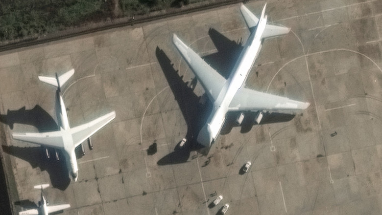Noi imagini din satelit. Rusia foloseste cele mai mari avioane din lume pentru a-si retrage tehnica militara din Siria Imagine