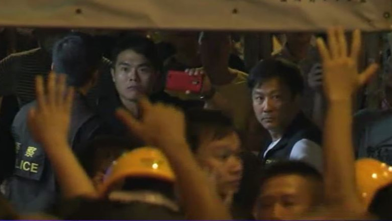 Noi incidente la Hong Kong. Protestatarii spun ca politia lucreaza impreuna cu clanurile mafiote Imagine