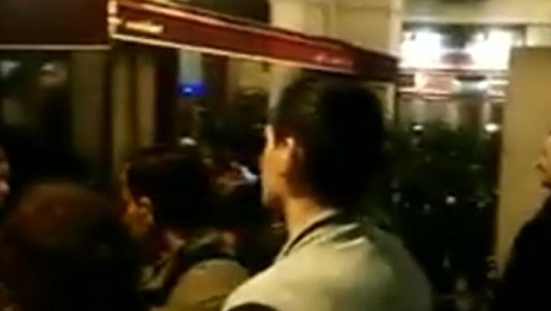 Noi proteste in fata ambasadelor. Romanii din Paris si Londra au iesit si ieri in strada Imagine