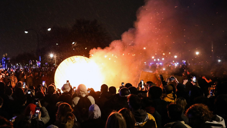 Noi proteste in Franta fata de reforma pensiilor. Masini in flacari si violente pe strazile Parisului Imagine